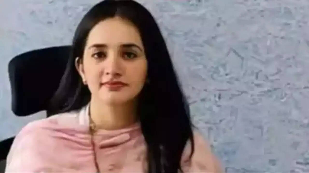 IAS Farah Hussain